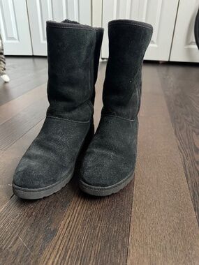 Black Ugg boots
